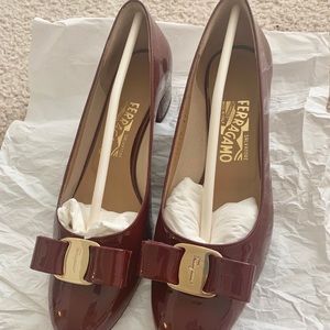 Salvatore Ferragamo Vara Bow Pump Size 8